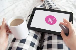 mulher acessa tablet para aprender a fazer controle de estoque