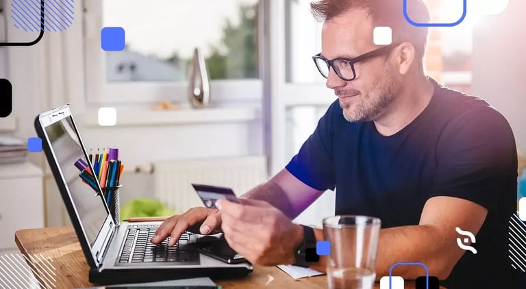 Homem fazendo pagamento online no notebook com cartão de crédito. 