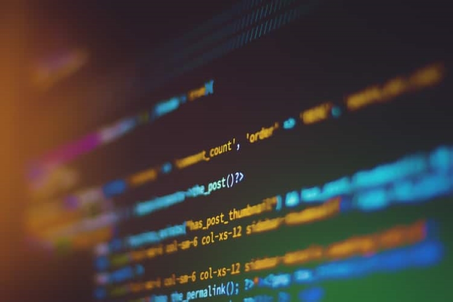 Imagem da tela de um computador mostrando códigos de programação