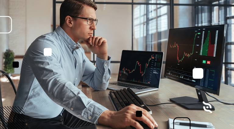 Homem analisando as tendências do mercado financeiro. 