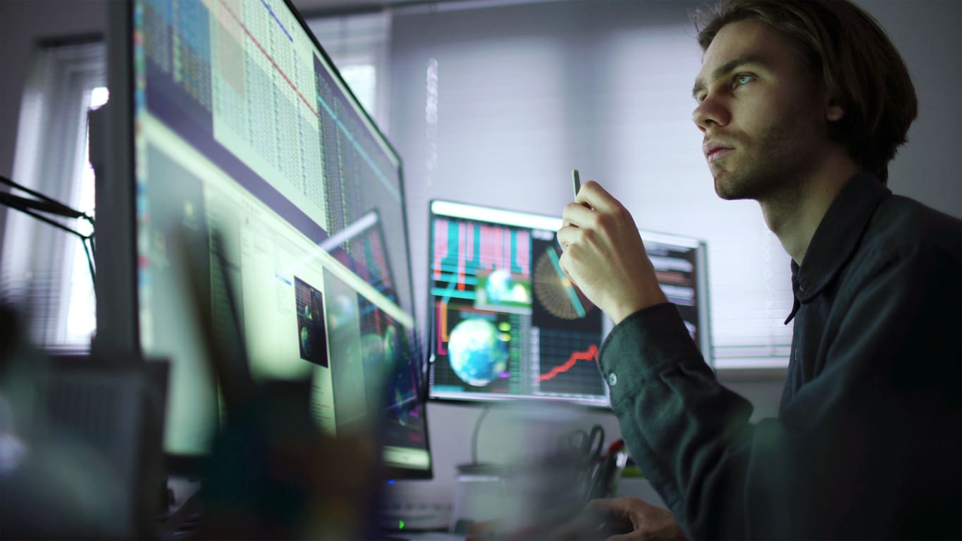 analista-financeiro-utilizando-monitor-de-mercado