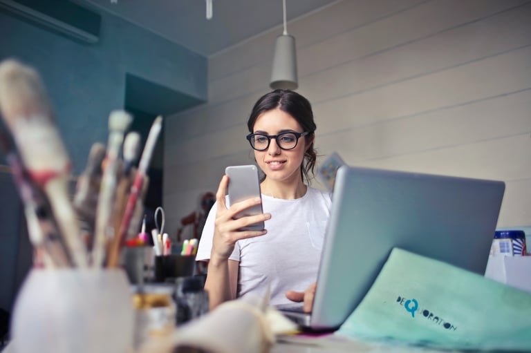 mulher de camisa branca usando recurso Baas (banking as a service) no celular