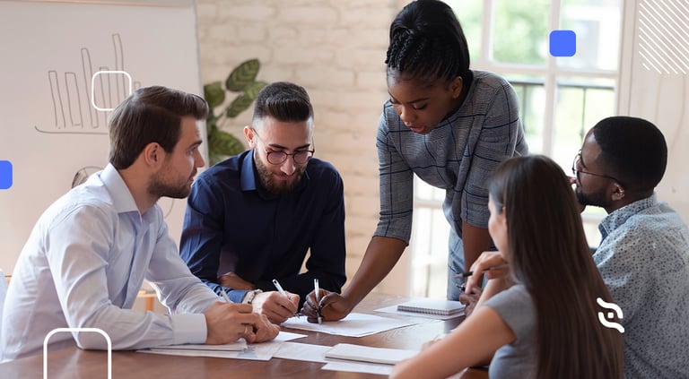 grupo de pessoas discutindo sobre previsibilidade financeira da empresa onde trabalham