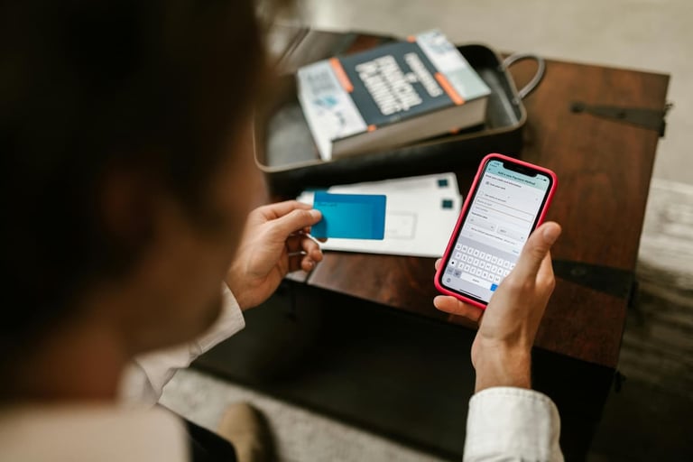 Homem fazendo pagamento de boleto bancário online