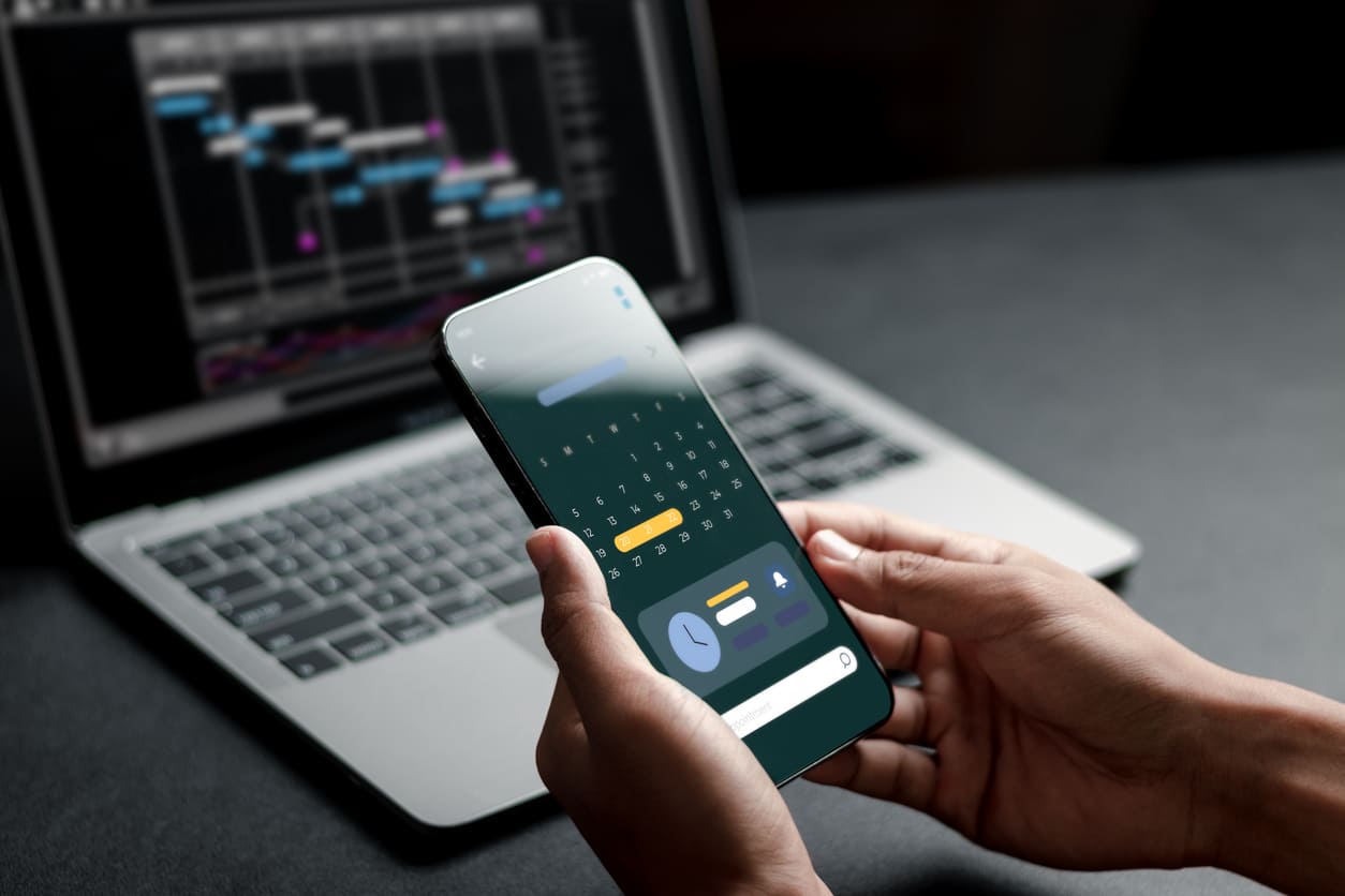 pessoa-usando-app-bancario-agendar-pagamentos-pix-automatico
