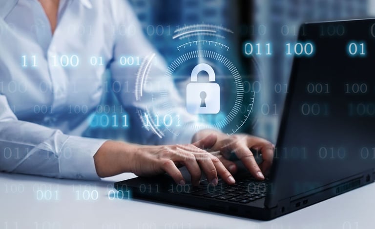 Profissional de tecnologia de segurança cibernética trabalhando com laptop, digitalização de dados e proteção de informações online.