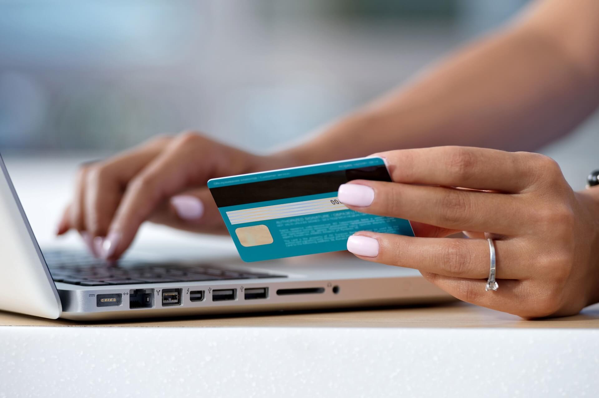 Pessoa realizando compra online com cartão de crédito.