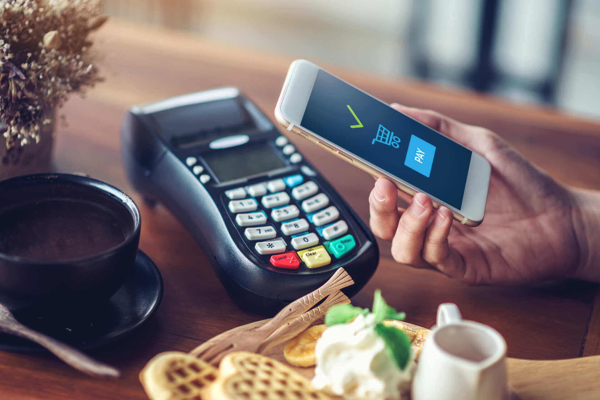 Máquina de cartão de crédito e celular com pagamento automático. 