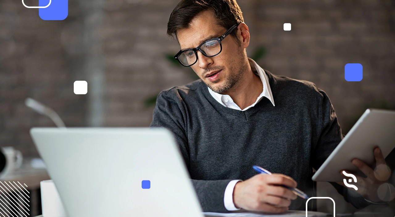 imagem de um homem branco com óculos em frente a um notebook aprendendo o que são apis financeiras