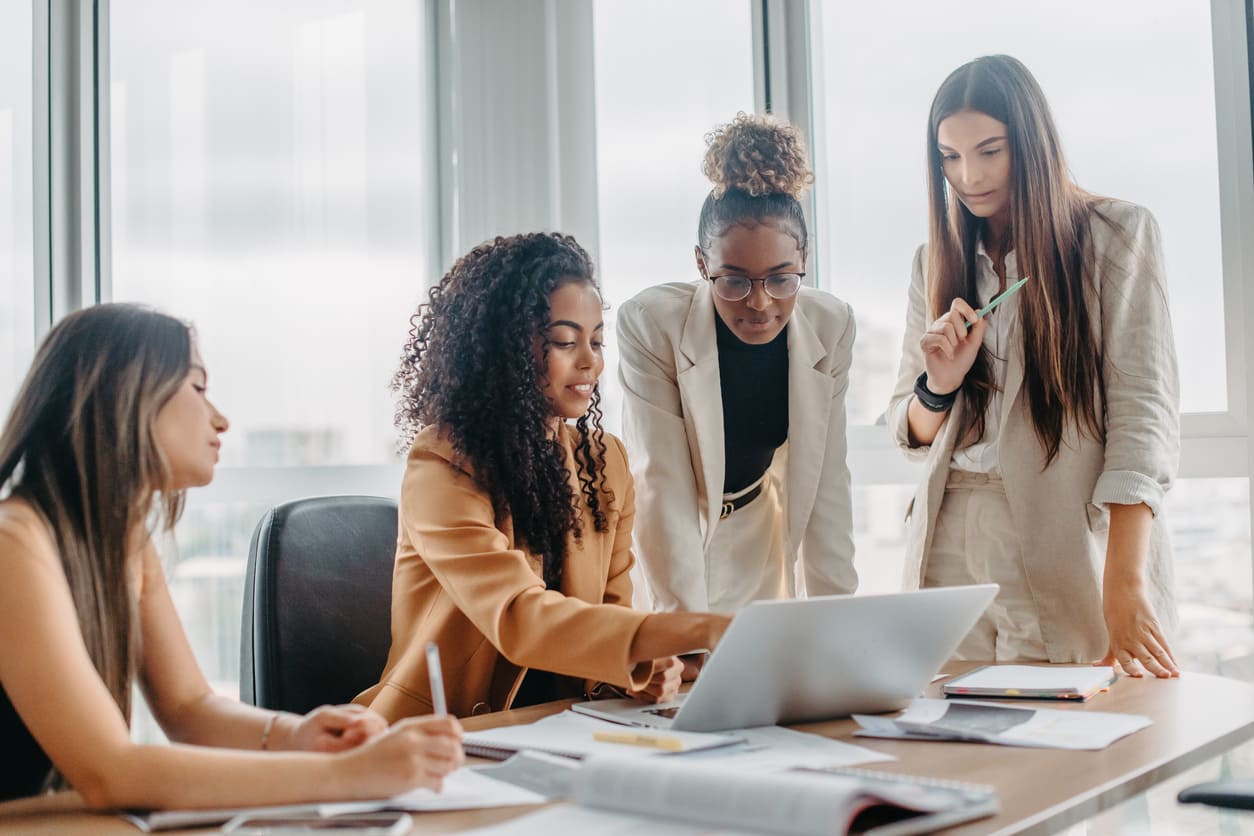Mulheres empenhadas na resolução de problemas em escritório