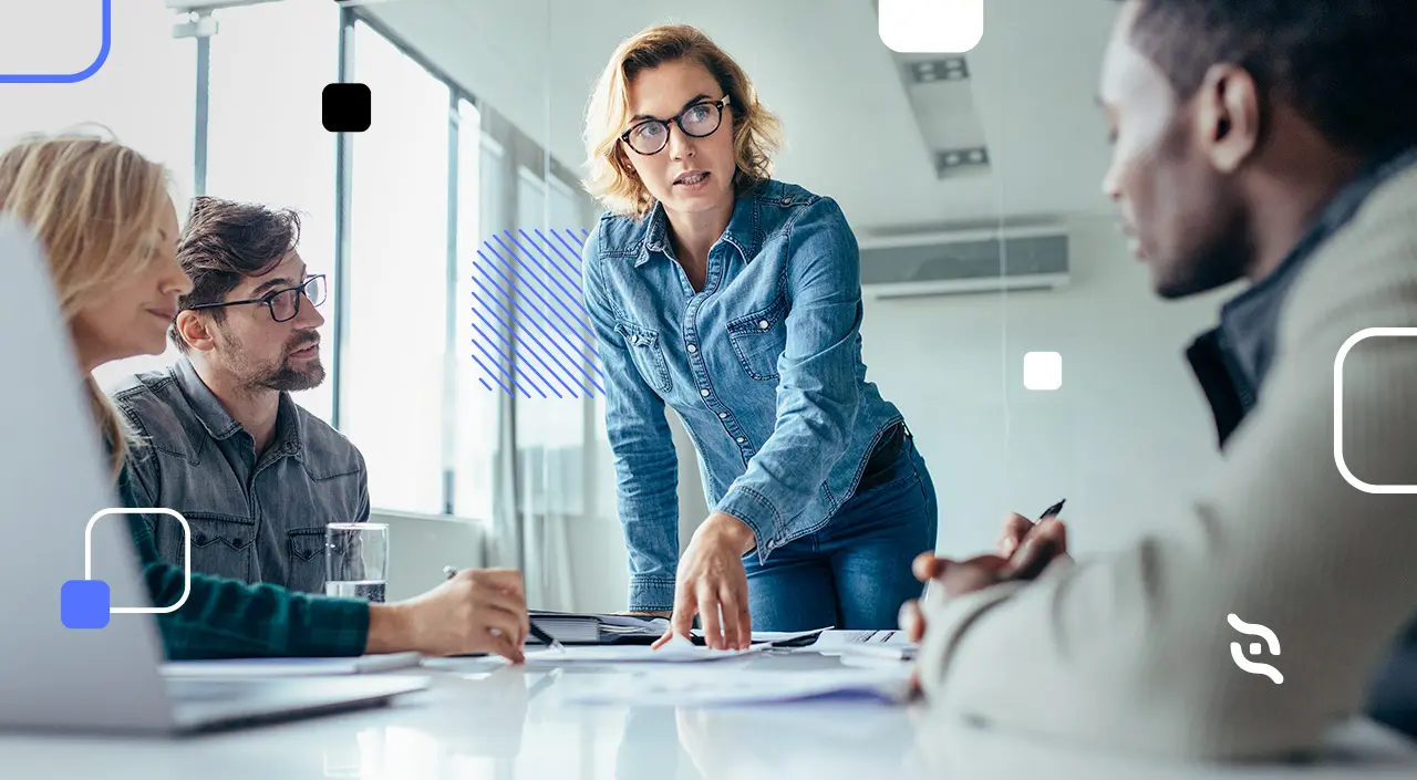 foto de gestores em volta de uma mesa avaliando a capacidade de pagamento de empresas