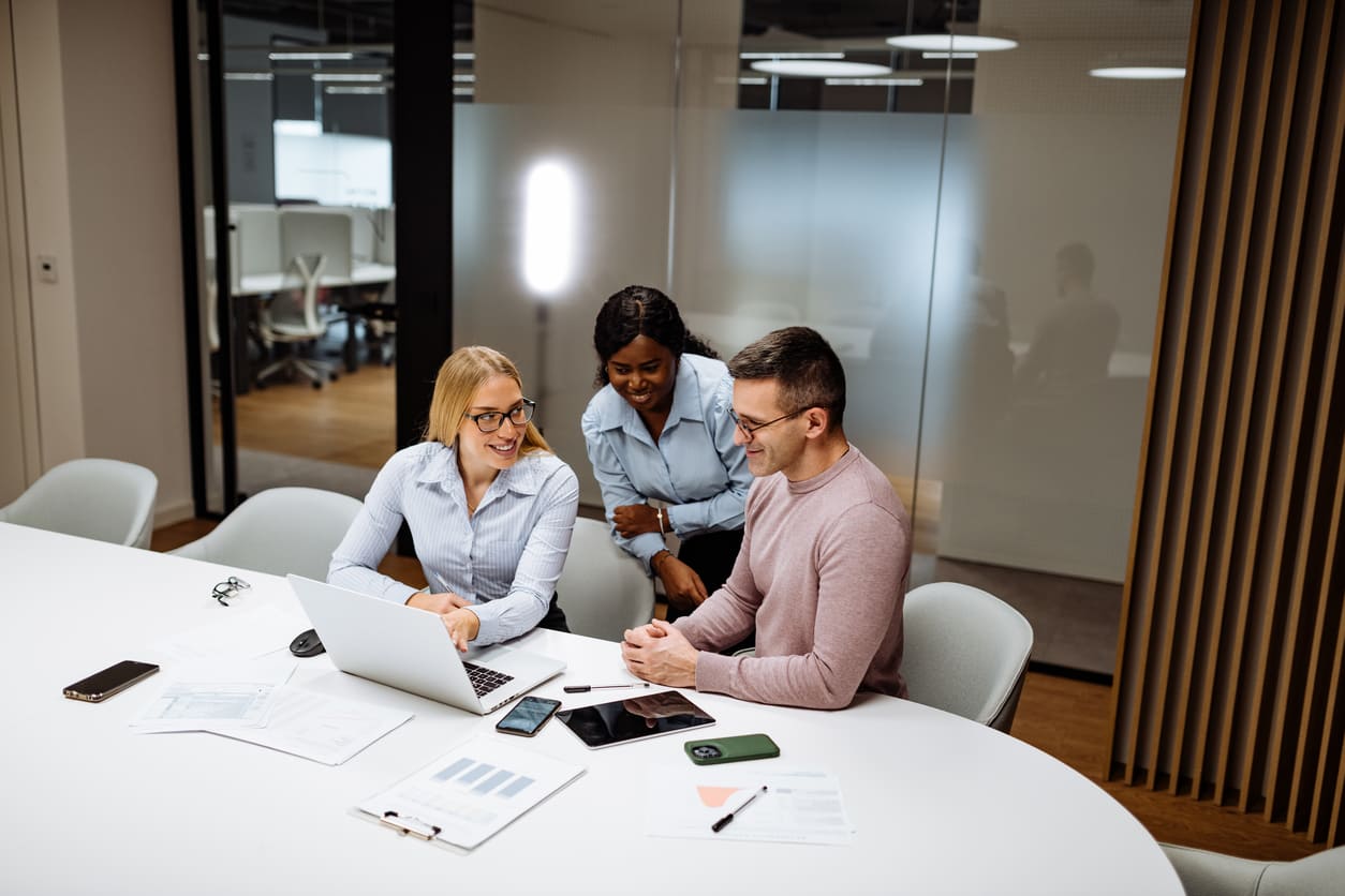 Reunião de negócios no escritório com grupo  de empresários.