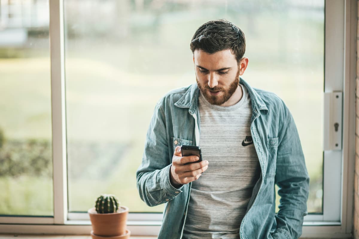 Homem preocupado com os golpes no Pix no celular