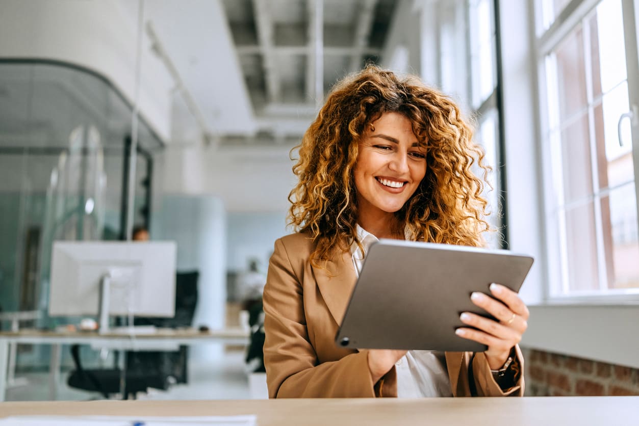 Mulher utilizando um tablet em escritório