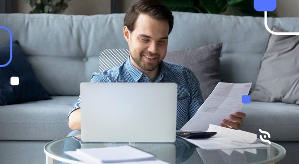 Pessoa realizando um parcelamento sem cartão de crédito online. 