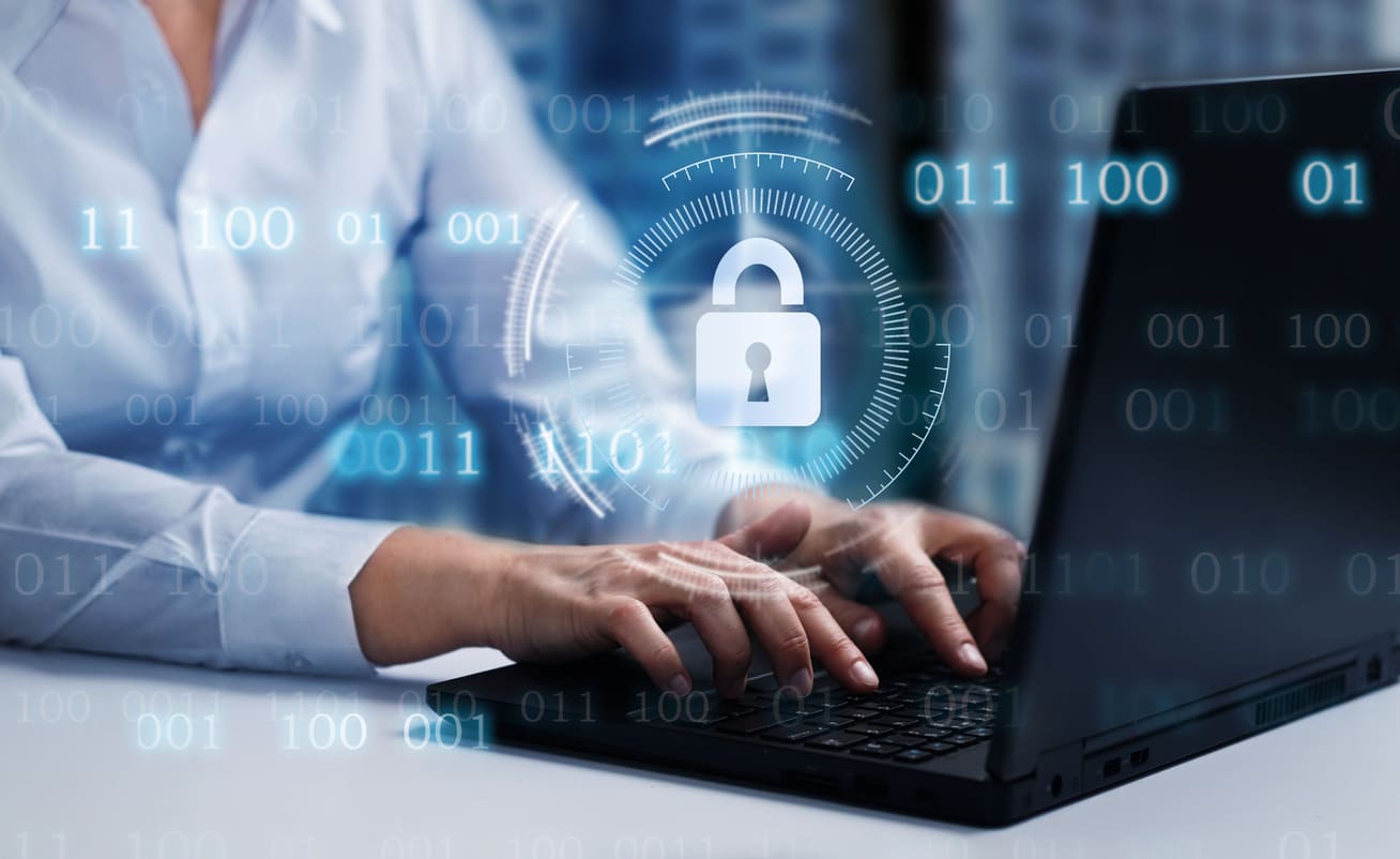 Profissional de tecnologia de segurança cibernética trabalhando com laptop, digitalização de dados e proteção de informações online.