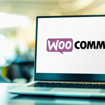  computador com logo da WooCommerce