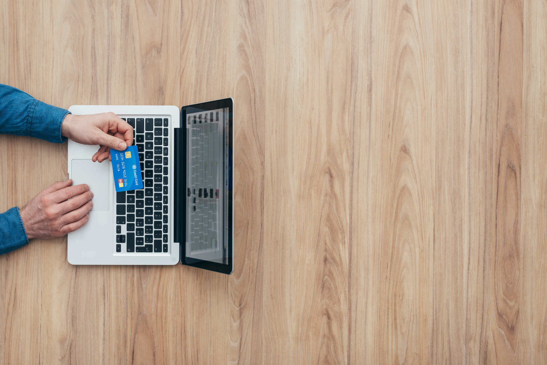 pessoa realizando uma compra através de um gateways de pagamento em ecommerce