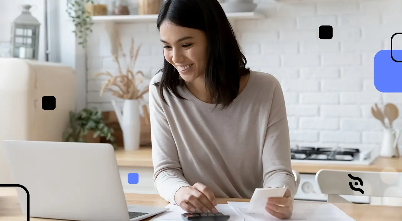 mulher de cabelos pretos sorrindo em frente a notebook conhecendo os tipos de pagamento para edtechs